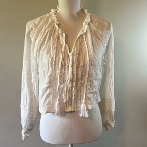 Beautifully detailed AE peasant shirt in white, size S.